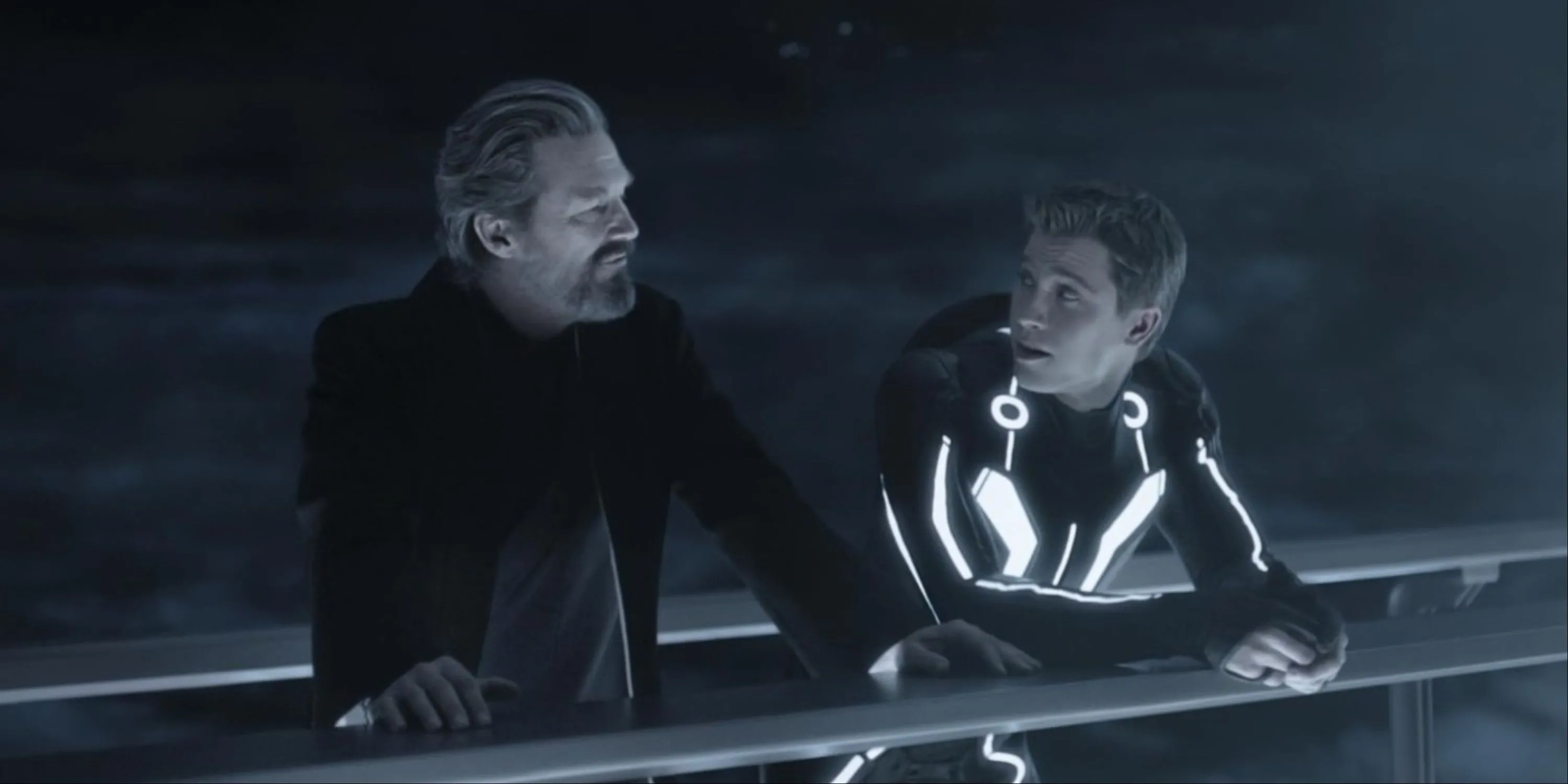 Sam Flynn và Kevin Flynn (Tron Legacy) thảo luận về Space Paranoids, trò chơi điện tử hư cấu là trung tâm cốt truyện Tron.