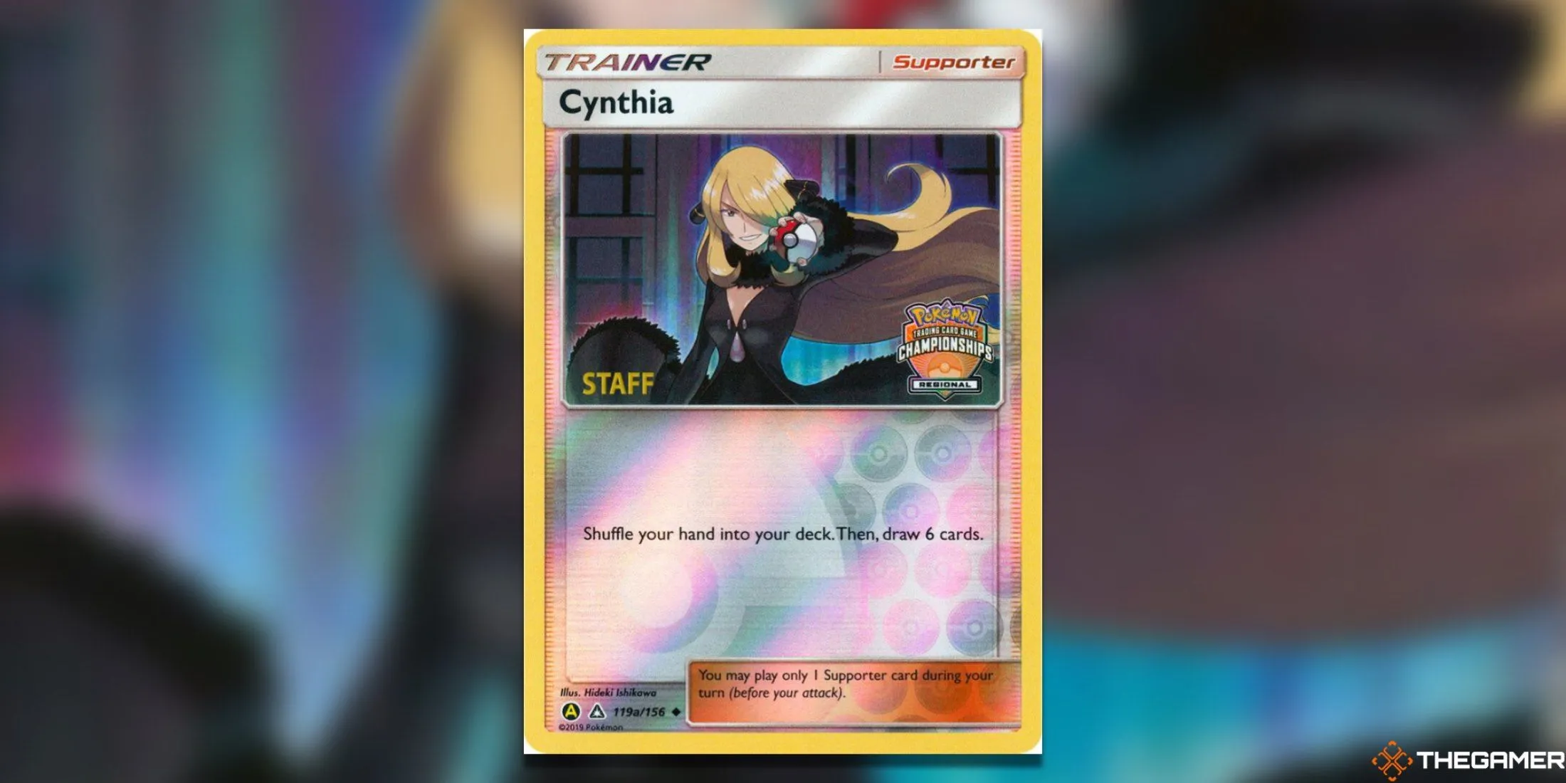 Thẻ bài Pokémon TCG Cynthia 119a Staff promo với artwork năng động, thể hiện nhà vô địch Cynthia.