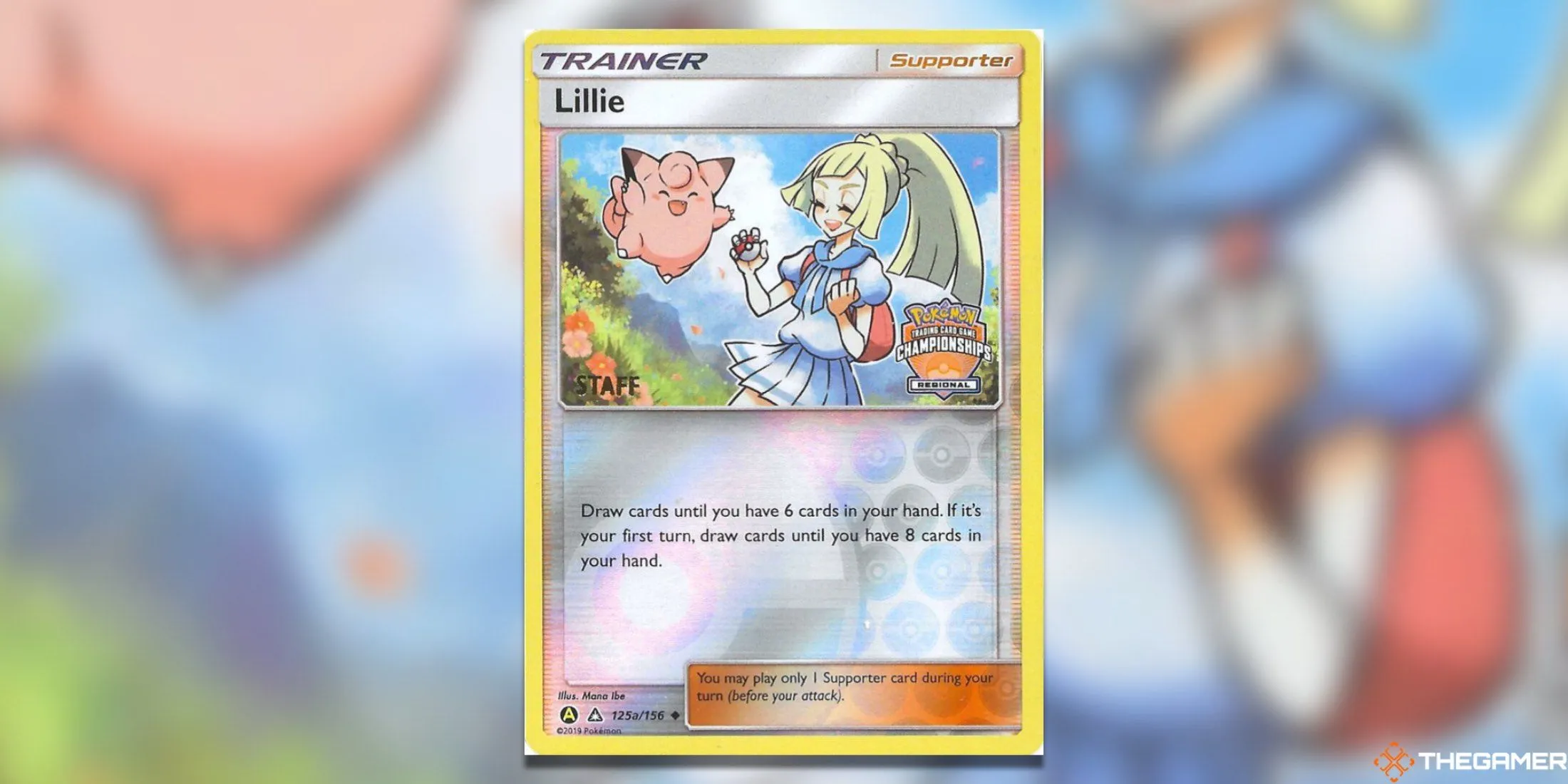 Thẻ bài Pokémon TCG Lillie 215a Staff promo, khắc họa khoảnh khắc đáng yêu của Lillie và Clefairy.