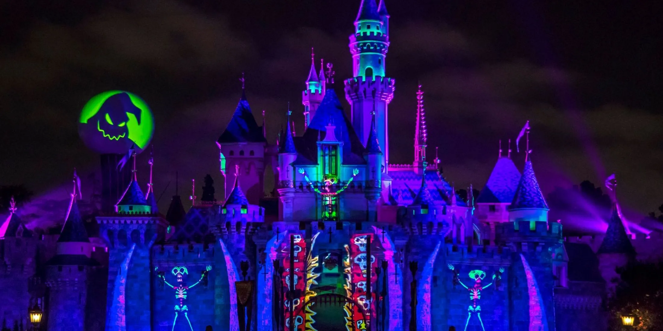 Toàn cảnh trình diễn Halloween Screams tại Disneyland, minh họa sự giao thoa giữa các mùa lễ hội