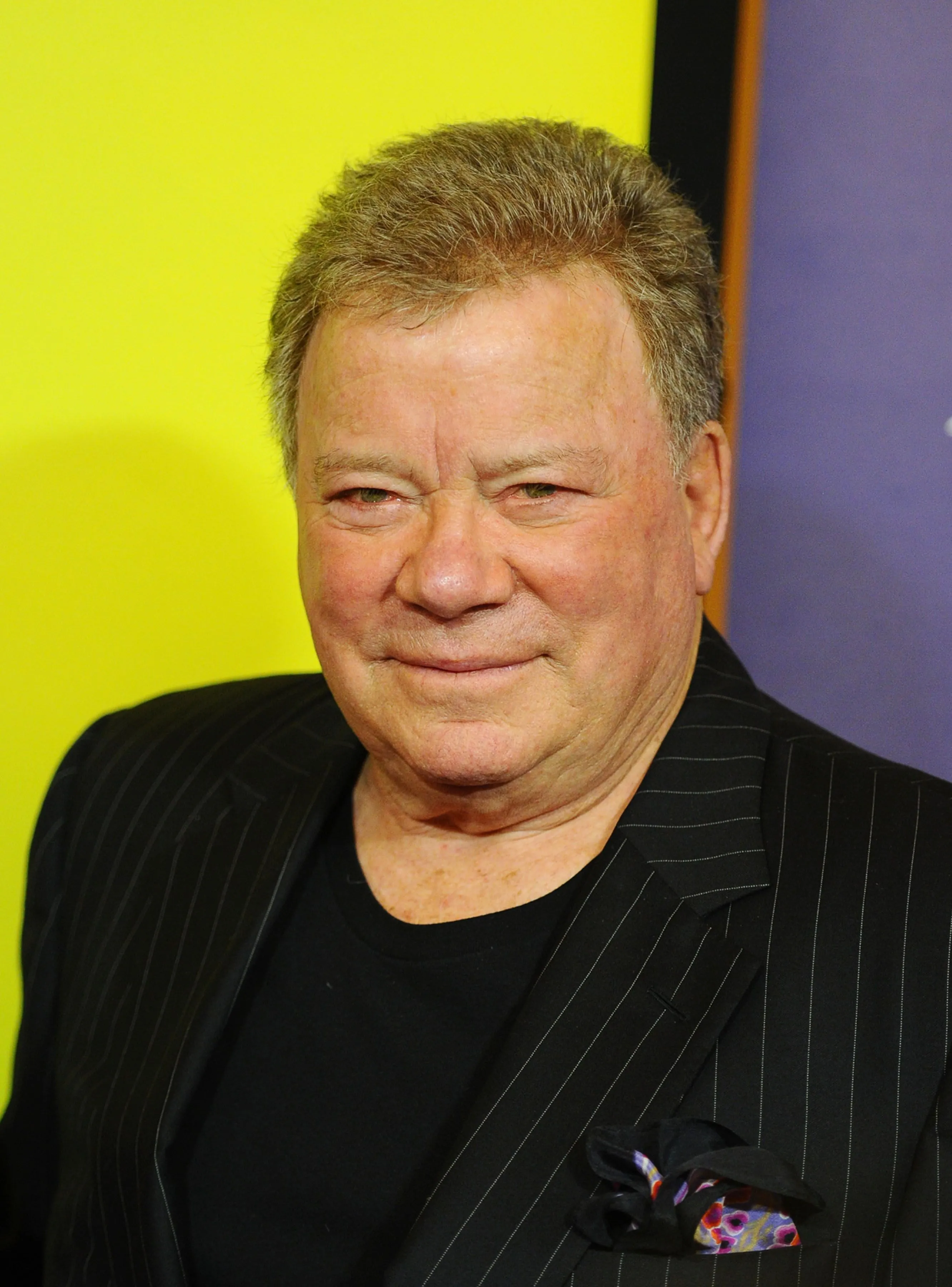 William Shatner trong vai Captain James T. Kirk, biểu tượng của sự lãnh đạo và tinh thần phiêu lưu trong Star Trek, ảnh hưởng đến thiết kế nhân vật chính trong game.